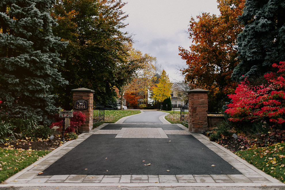 Idee per un grande vialetto d'ingresso classico esposto a mezz'ombra davanti casa in autunno con pavimentazioni in mattoni
