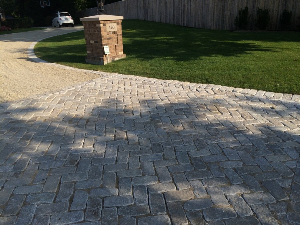 Esempio di un grande vialetto d'ingresso tradizionale esposto in pieno sole davanti casa con pavimentazioni in pietra naturale