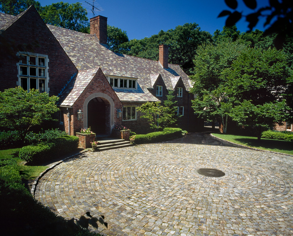 Diseño de jardín tradicional grande en patio delantero con exposición parcial al sol y adoquines de piedra natural
