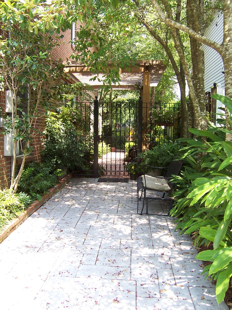 Пример оригинального дизайна: большой тенистый, весенний участок и сад на боковом дворе в классическом стиле с мощением тротуарной плиткой