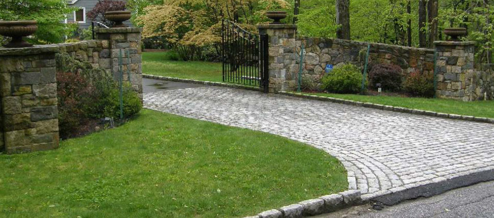 Großer Klassischer Garten mit Auffahrt, direkter Sonneneinstrahlung und Natursteinplatten in New York