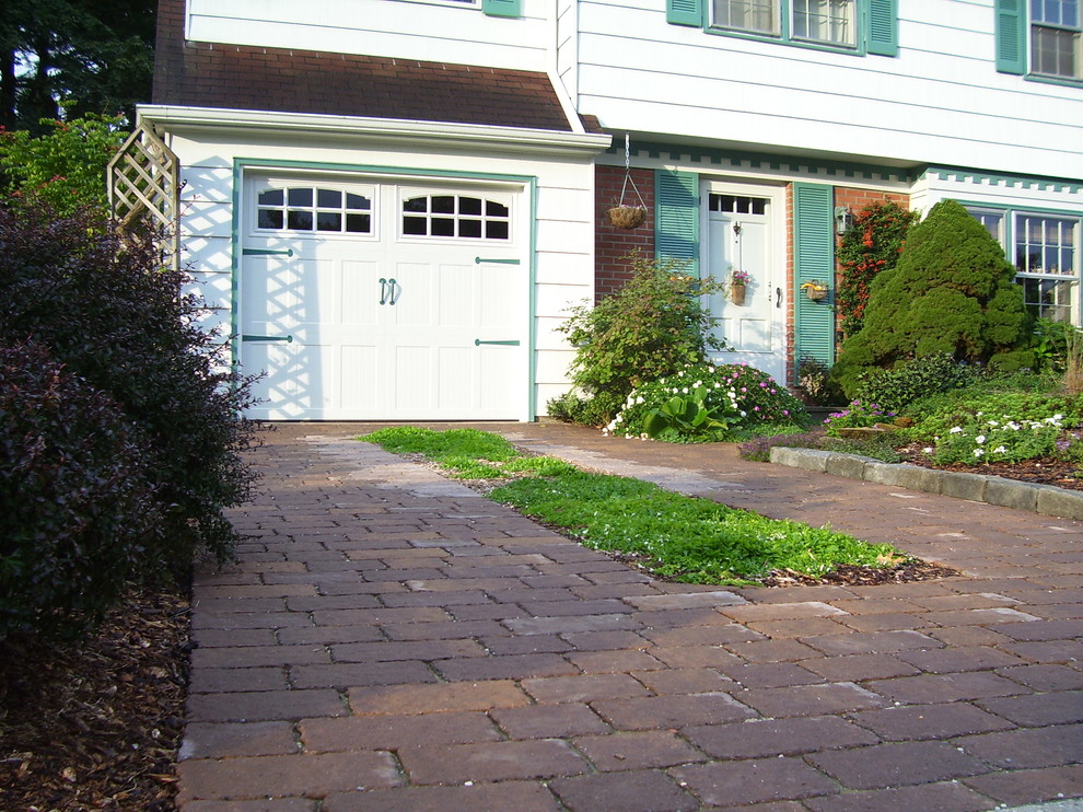 Inspiration for a small classic driveway garden in Philadelphia with natural stone paving.