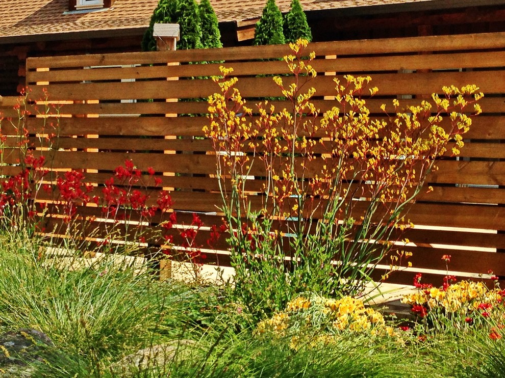 Свежая идея для дизайна: маленький солнечный засухоустойчивый сад на переднем дворе в средиземноморском стиле с хорошей освещенностью и покрытием из гравия для на участке и в саду - отличное фото интерьера