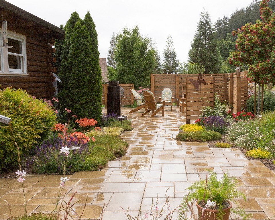 Foto di un giardino xeriscape mediterraneo esposto in pieno sole di medie dimensioni e davanti casa con pavimentazioni in pietra naturale