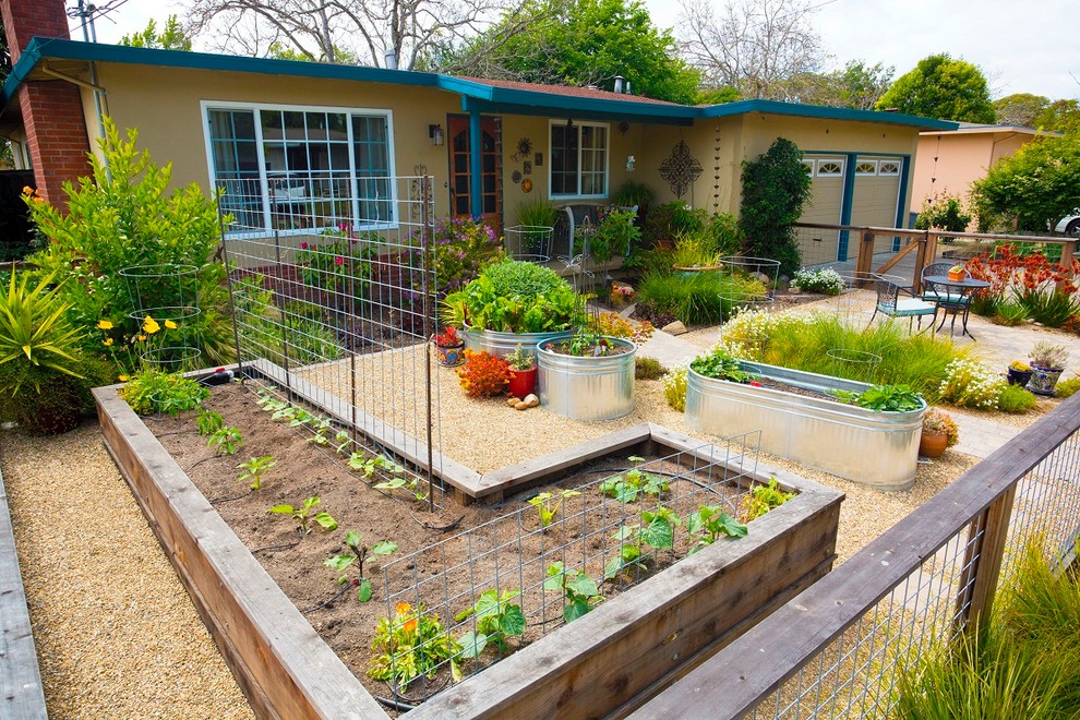 Стильный дизайн: маленький солнечный огород на участке на переднем дворе в средиземноморском стиле с хорошей освещенностью и покрытием из гравия для на участке и в саду - последний тренд