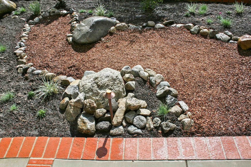 Uriger Garten mit Pflastersteinen in Orange County