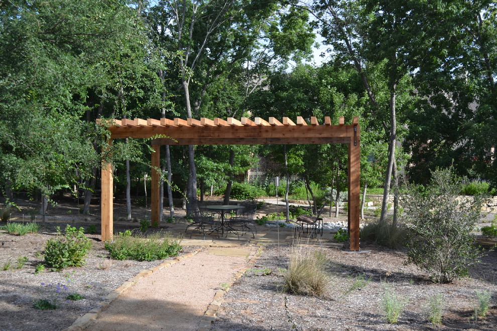 Diseño de camino de jardín de secano rústico grande en patio delantero con exposición total al sol y adoquines de piedra natural