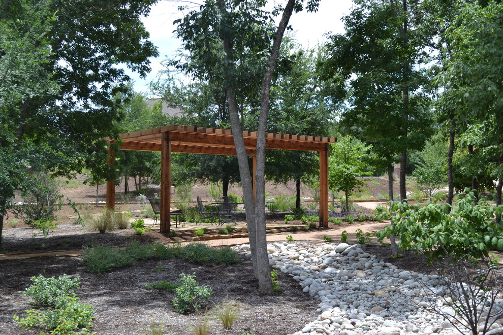 Großer Rustikaler Garten mit direkter Sonneneinstrahlung und Natursteinplatten in Dallas