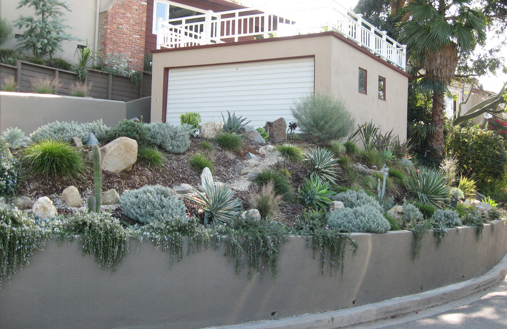 Foto di un giardino design esposto in pieno sole con un pendio, una collina o una riva
