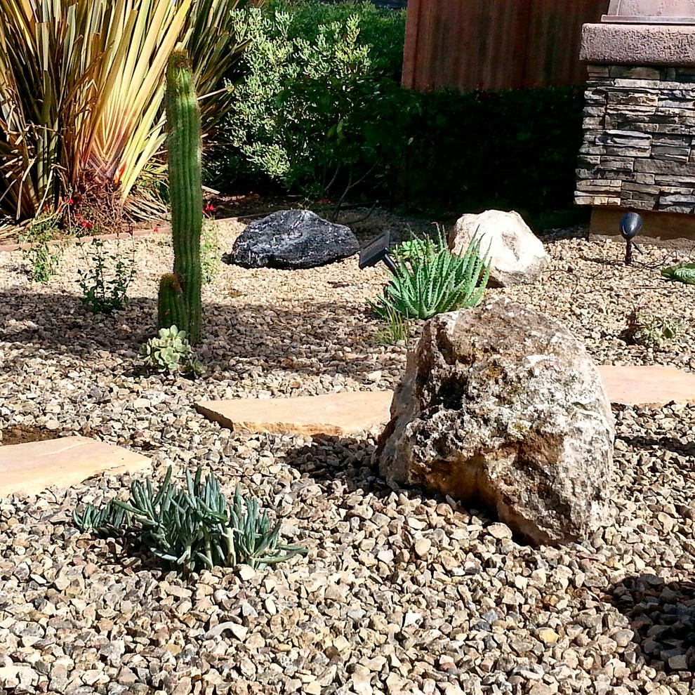 Стильный дизайн: маленький солнечный, летний засухоустойчивый сад на переднем дворе в стиле модернизм с клумбами, хорошей освещенностью и покрытием из каменной брусчатки для на участке и в саду - последний тренд