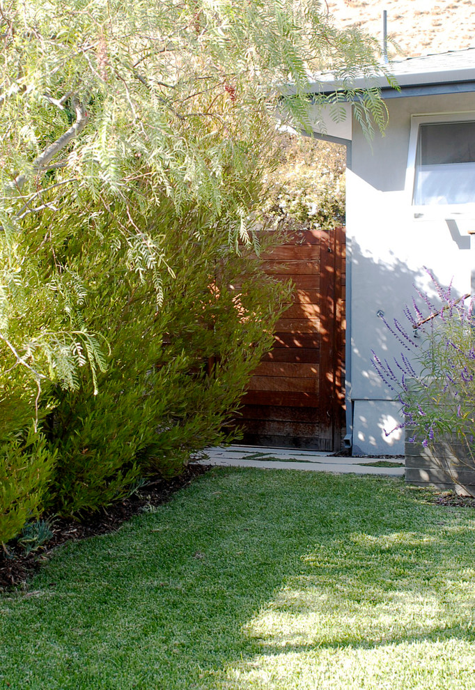 Idee per un giardino xeriscape minimalista esposto in pieno sole di medie dimensioni e davanti casa in estate con un ingresso o sentiero e pavimentazioni in cemento