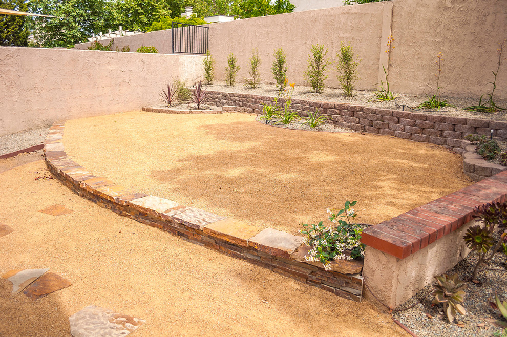 Idee per un giardino xeriscape minimalista esposto a mezz'ombra di medie dimensioni e dietro casa in estate
