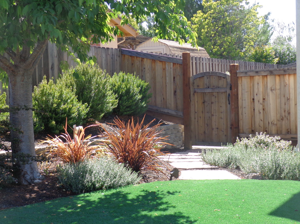 Foto di un giardino xeriscape rustico esposto in pieno sole di medie dimensioni e davanti casa con pavimentazioni in pietra naturale