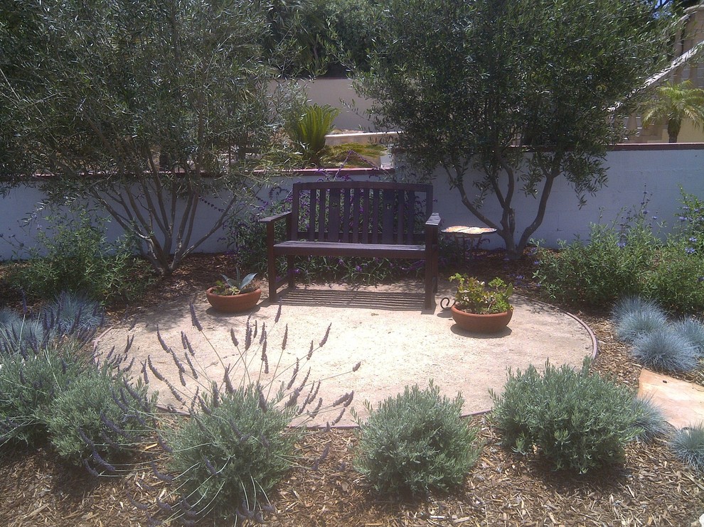 На фото: участок и сад в средиземноморском стиле с