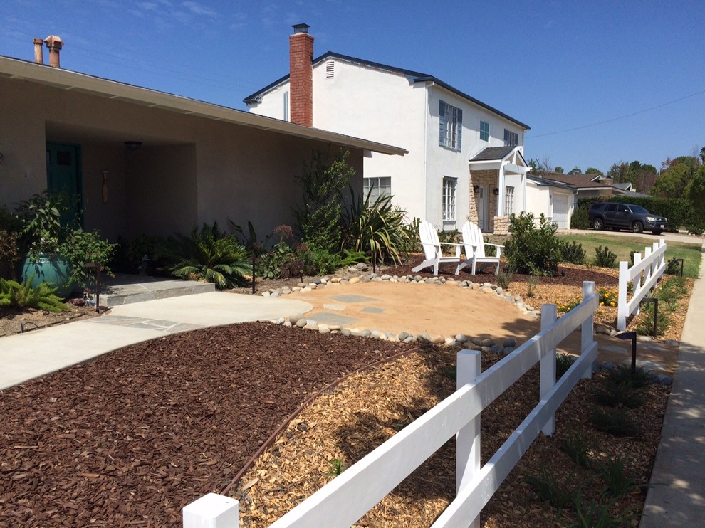 Design ideas for a mid-sized coastal full sun front yard mulch landscaping in Los Angeles.