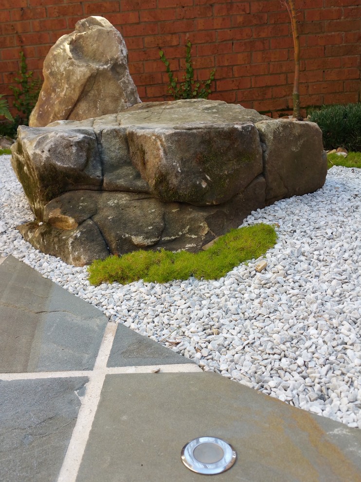 Diseño de camino de jardín asiático pequeño en patio trasero con adoquines de piedra natural, jardín francés y exposición reducida al sol