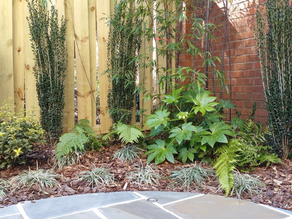 Источник вдохновения для домашнего уюта: маленький тенистый регулярный сад на заднем дворе в восточном стиле с покрытием из каменной брусчатки и садовой дорожкой или калиткой для на участке и в саду