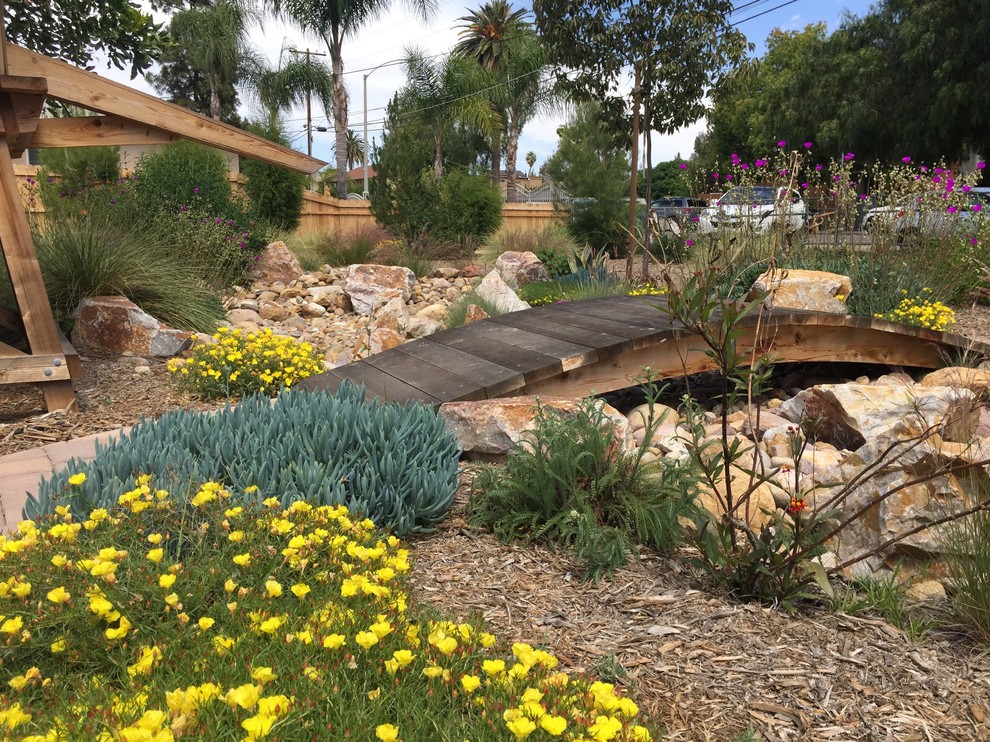 Design ideas for a farmhouse landscaping in San Diego.