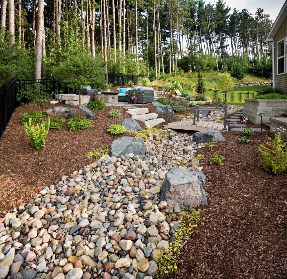 Foto de jardín de secano minimalista grande en verano en patio trasero