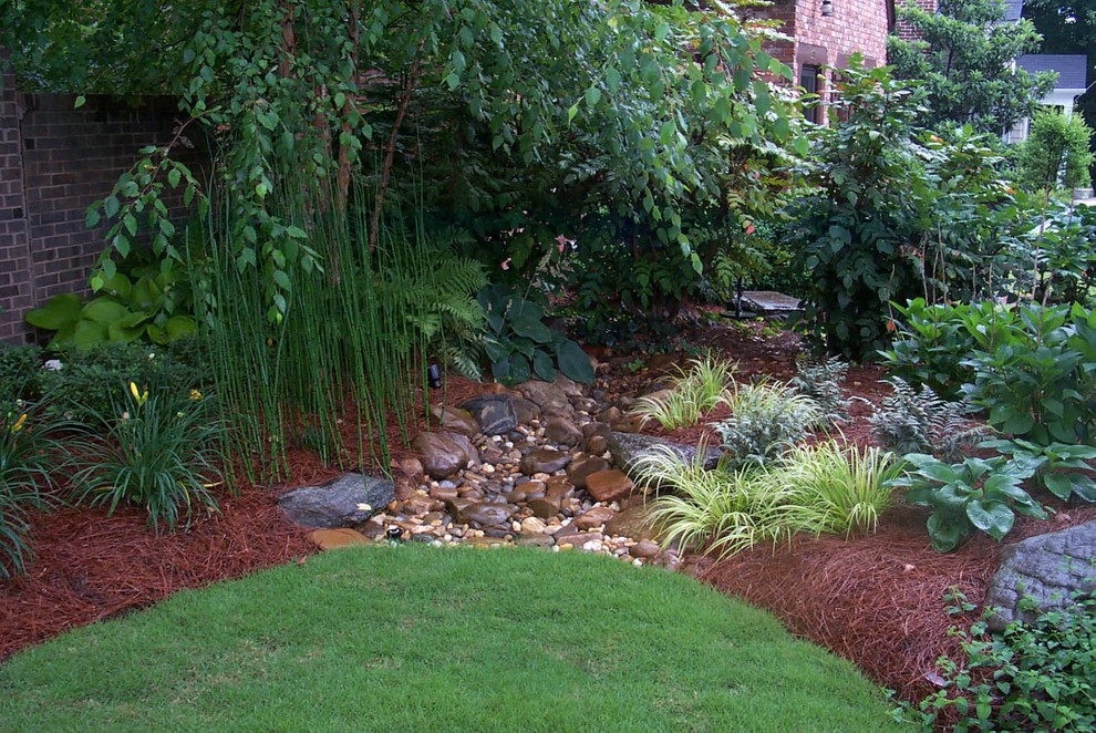 Medium sized classic back fully shaded garden in Atlanta with mulch.