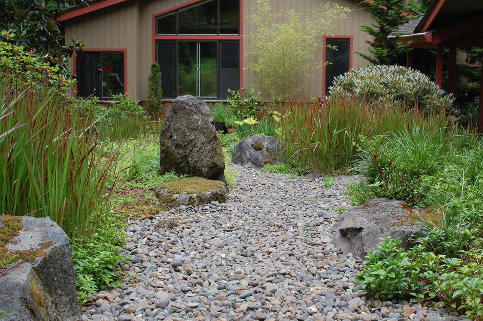 Immagine di un giardino classico di medie dimensioni e davanti casa