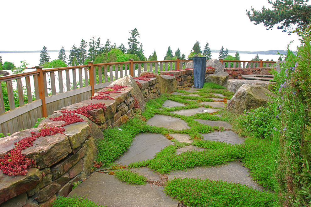 Diseño de jardín rústico en patio trasero con adoquines de piedra natural