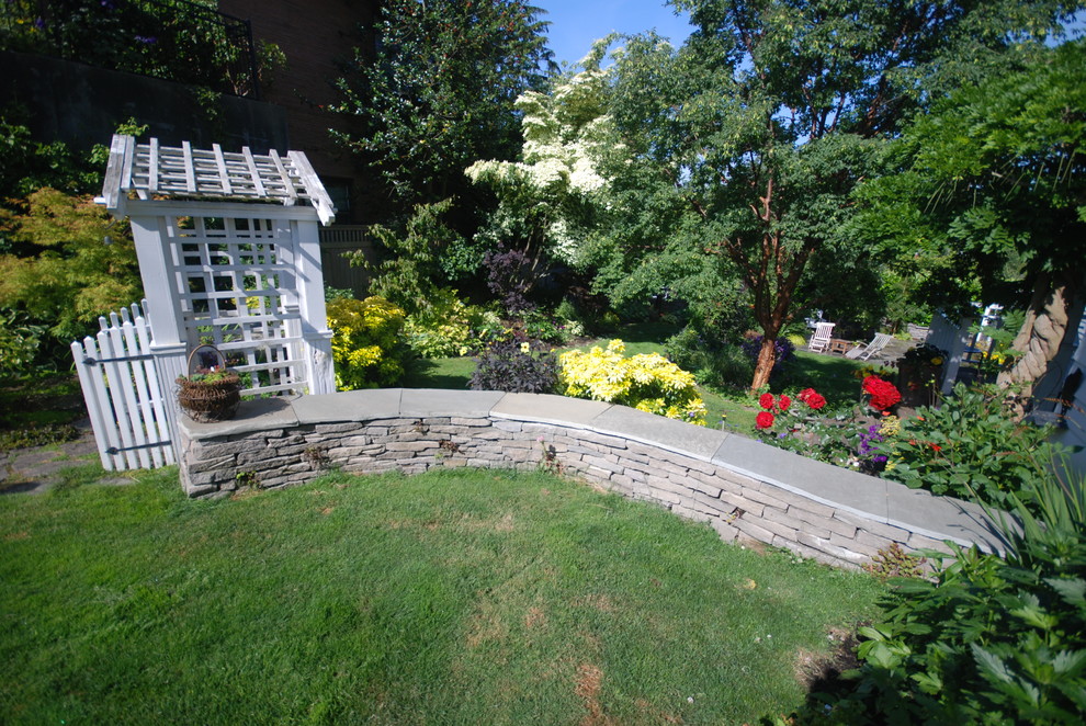 Design ideas for a traditional retaining wall landscape in Seattle.