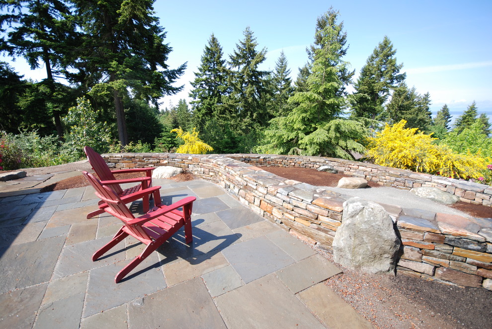 Aménagement d'un jardin classique avec des pavés en pierre naturelle.