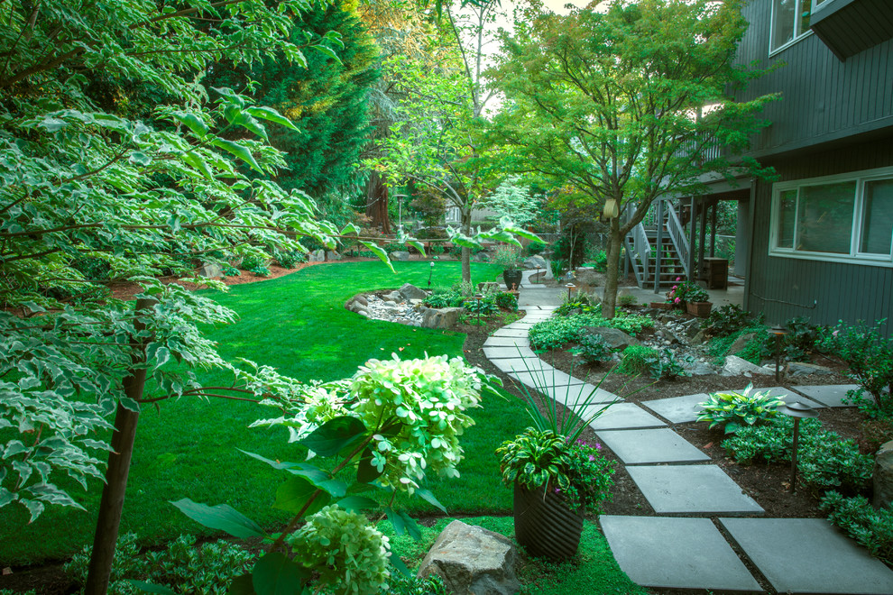Ispirazione per un giardino minimalista esposto in pieno sole di medie dimensioni e dietro casa in primavera con un ingresso o sentiero e pavimentazioni in cemento