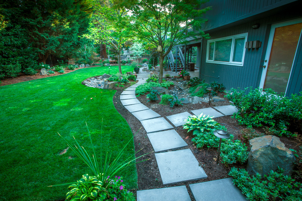 Стильный дизайн: солнечный, летний участок и сад среднего размера на заднем дворе в стиле ретро с садовой дорожкой или калиткой, хорошей освещенностью и мощением тротуарной плиткой - последний тренд