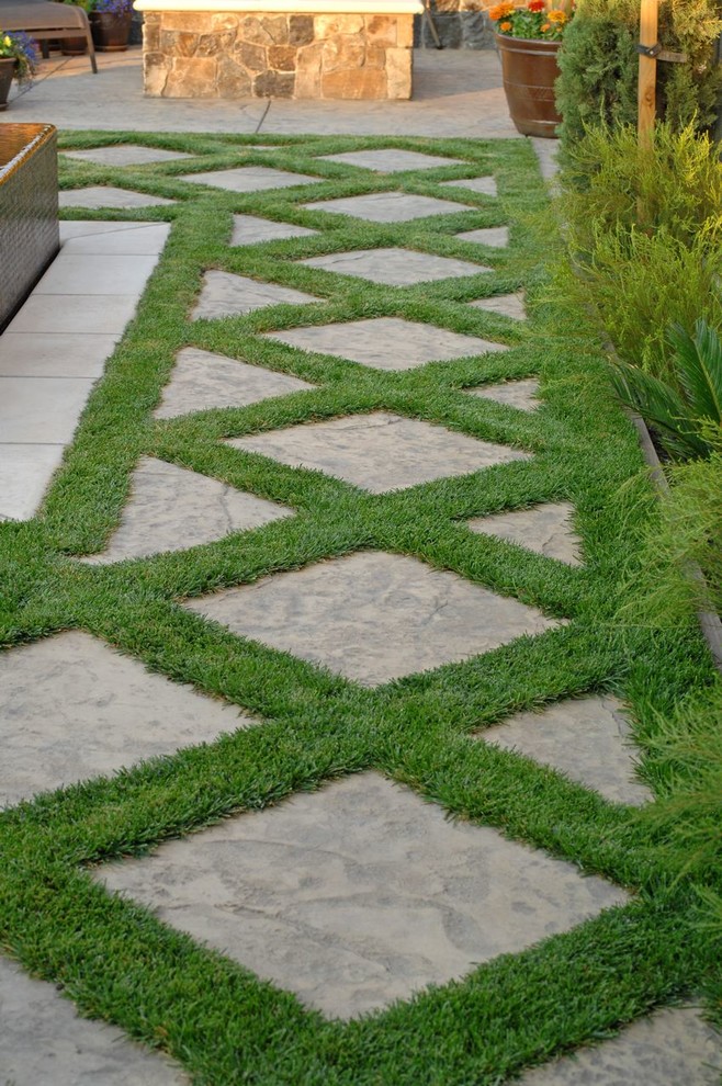 Design ideas for a mid-sized traditional backyard stone landscaping in San Francisco.