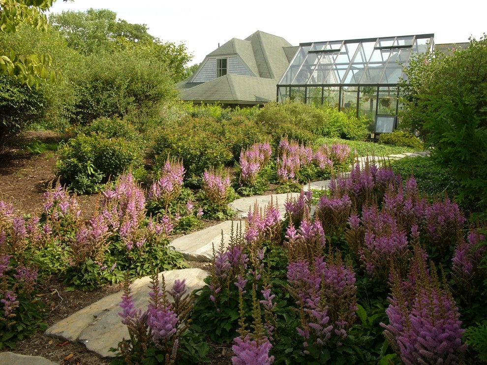 Idéer för en mellanstor klassisk trädgård i delvis sol framför huset på sommaren, med en trädgårdsgång och naturstensplattor