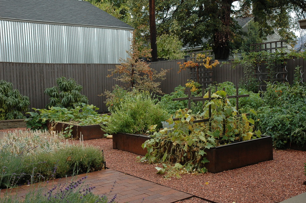 Kleiner Klassischer Gemüsegarten im Herbst, hinter dem Haus mit direkter Sonneneinstrahlung und Natursteinplatten in Salt Lake City