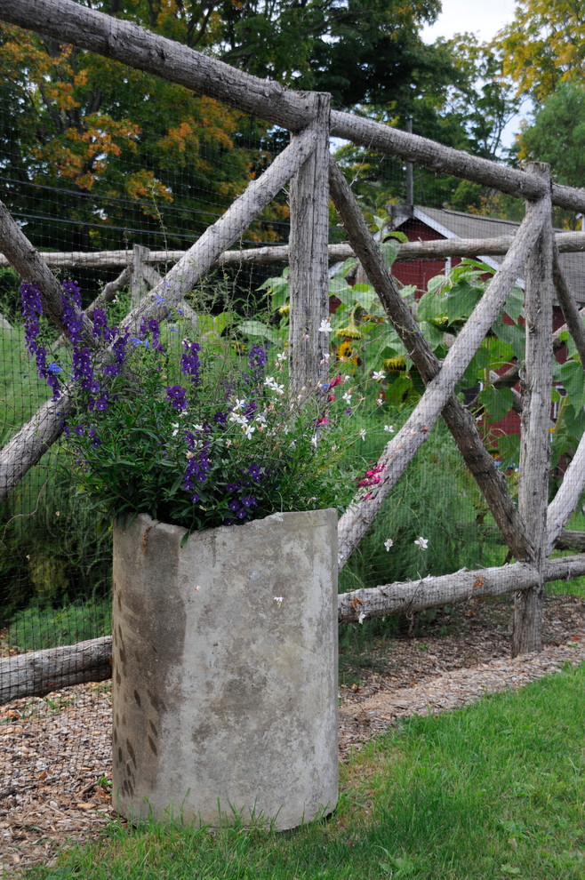 Idee per un grande giardino stile rurale esposto in pieno sole dietro casa in estate con pacciame
