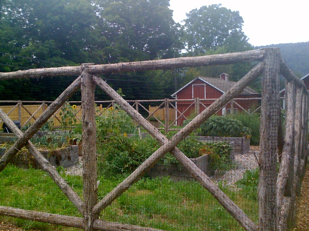 Idéer för en stor rustik trädgård i full sol på sommaren, med en köksträdgård och marktäckning