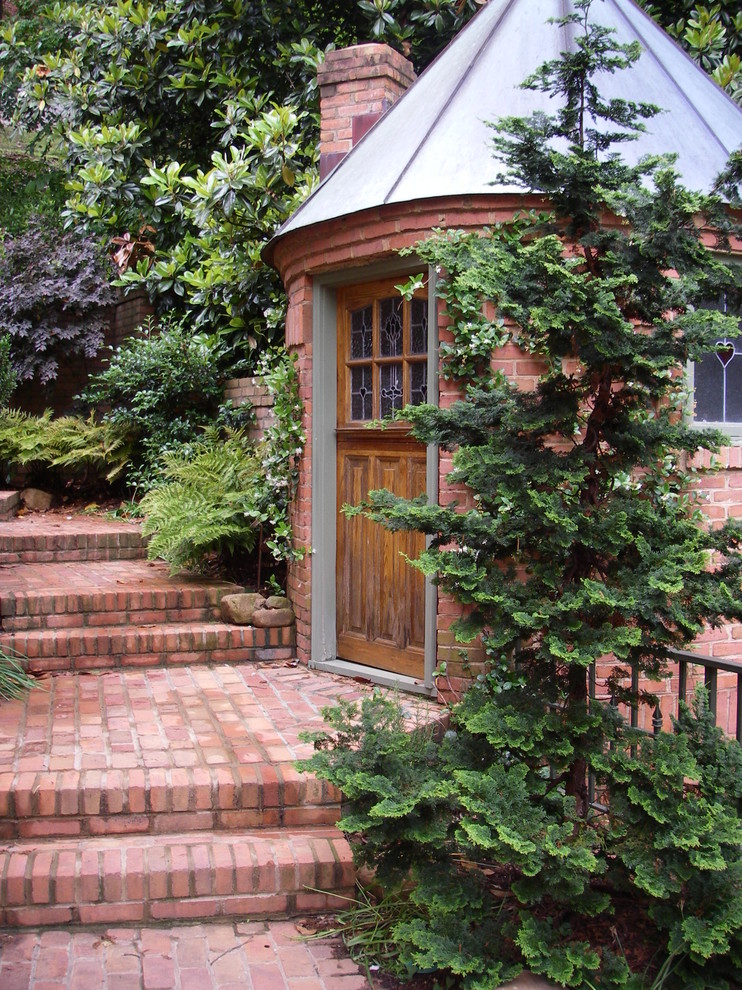 На фото: маленький участок и сад на заднем дворе в классическом стиле с мощением клинкерной брусчаткой для на участке и в саду