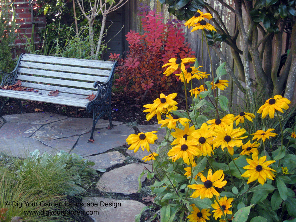 Стильный дизайн: маленький осенний засухоустойчивый сад на боковом дворе в средиземноморском стиле с полуденной тенью и покрытием из каменной брусчатки для на участке и в саду - последний тренд