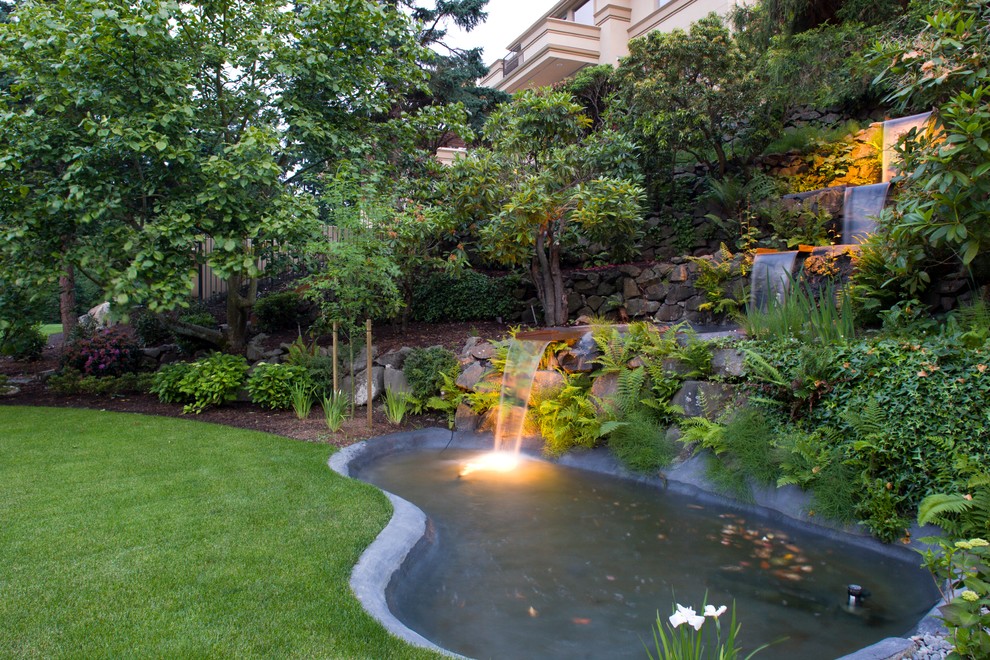 Свежая идея для дизайна: садовый фонтан в современном стиле - отличное фото интерьера