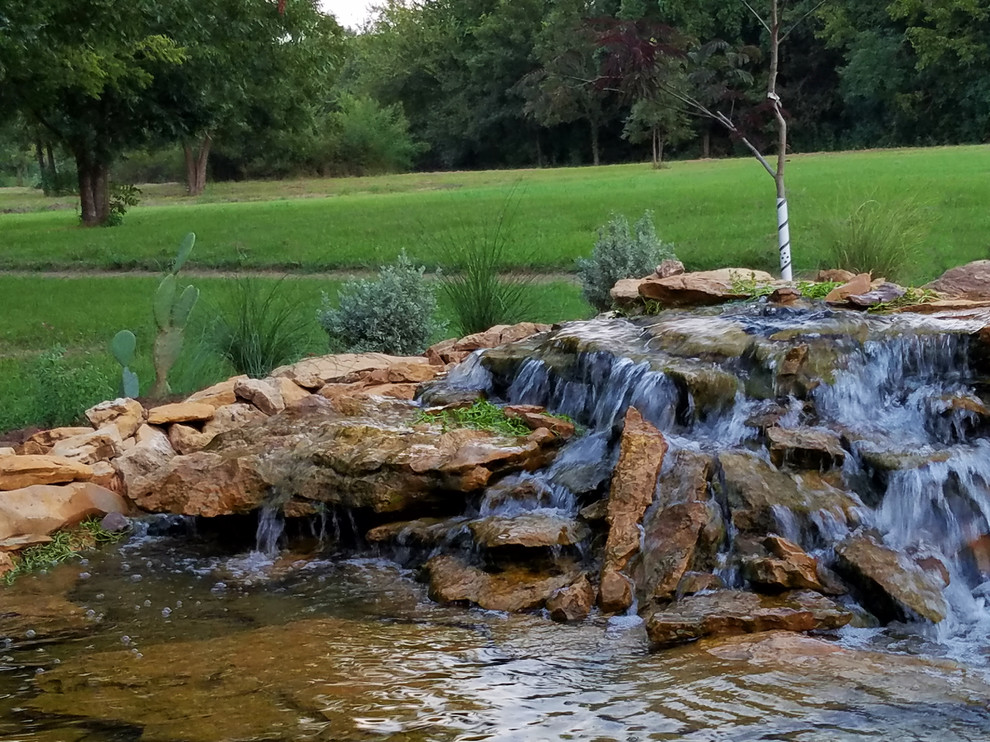 Idee per un grande laghetto da giardino country esposto in pieno sole dietro casa in estate con pacciame
