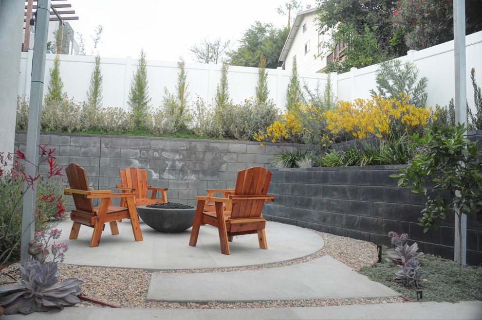 Design ideas for a medium sized contemporary back patio in Los Angeles with a fire feature and gravel.