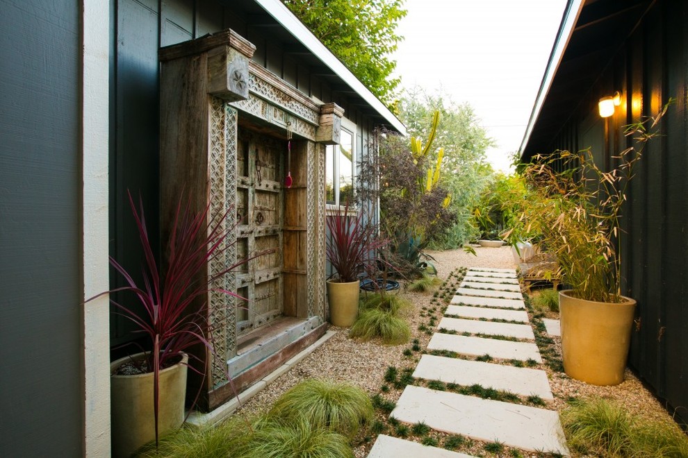 Exempel på en mellanstor eklektisk trädgård i delvis sol längs med huset
