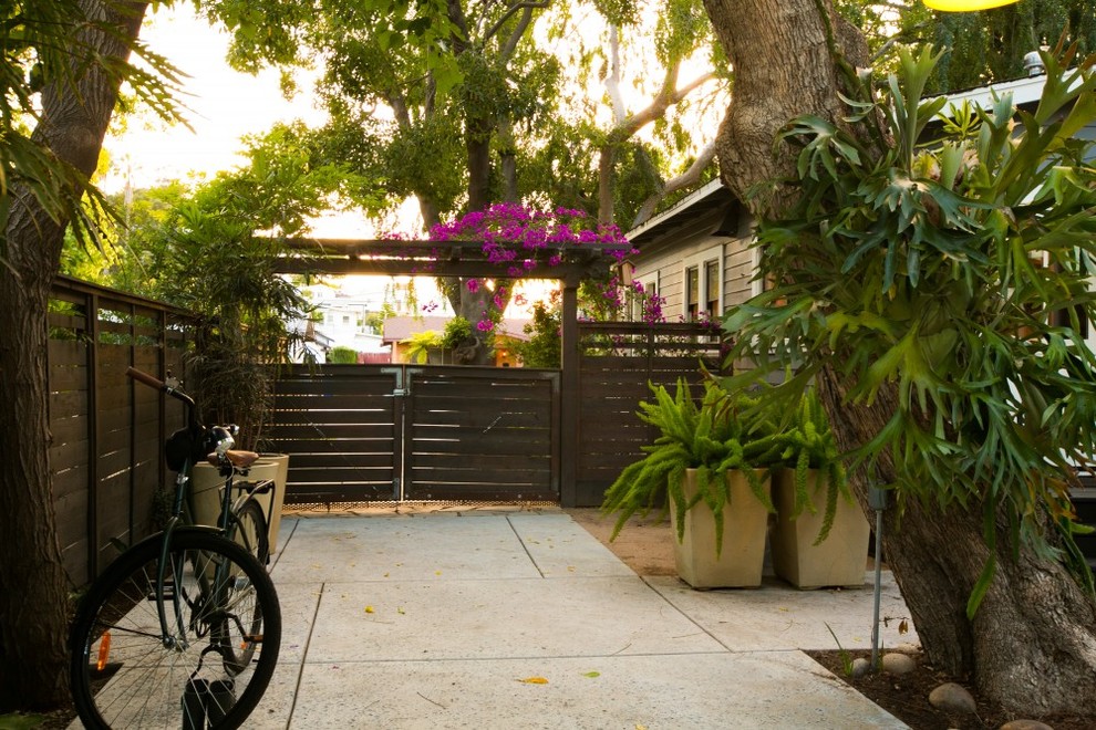 На фото: участок и сад среднего размера на боковом дворе в стиле фьюжн с полуденной тенью с