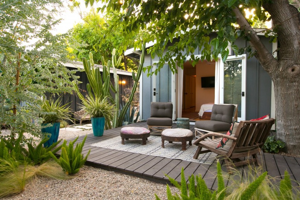 Стильный дизайн: участок и сад среднего размера на заднем дворе в стиле фьюжн с полуденной тенью - последний тренд