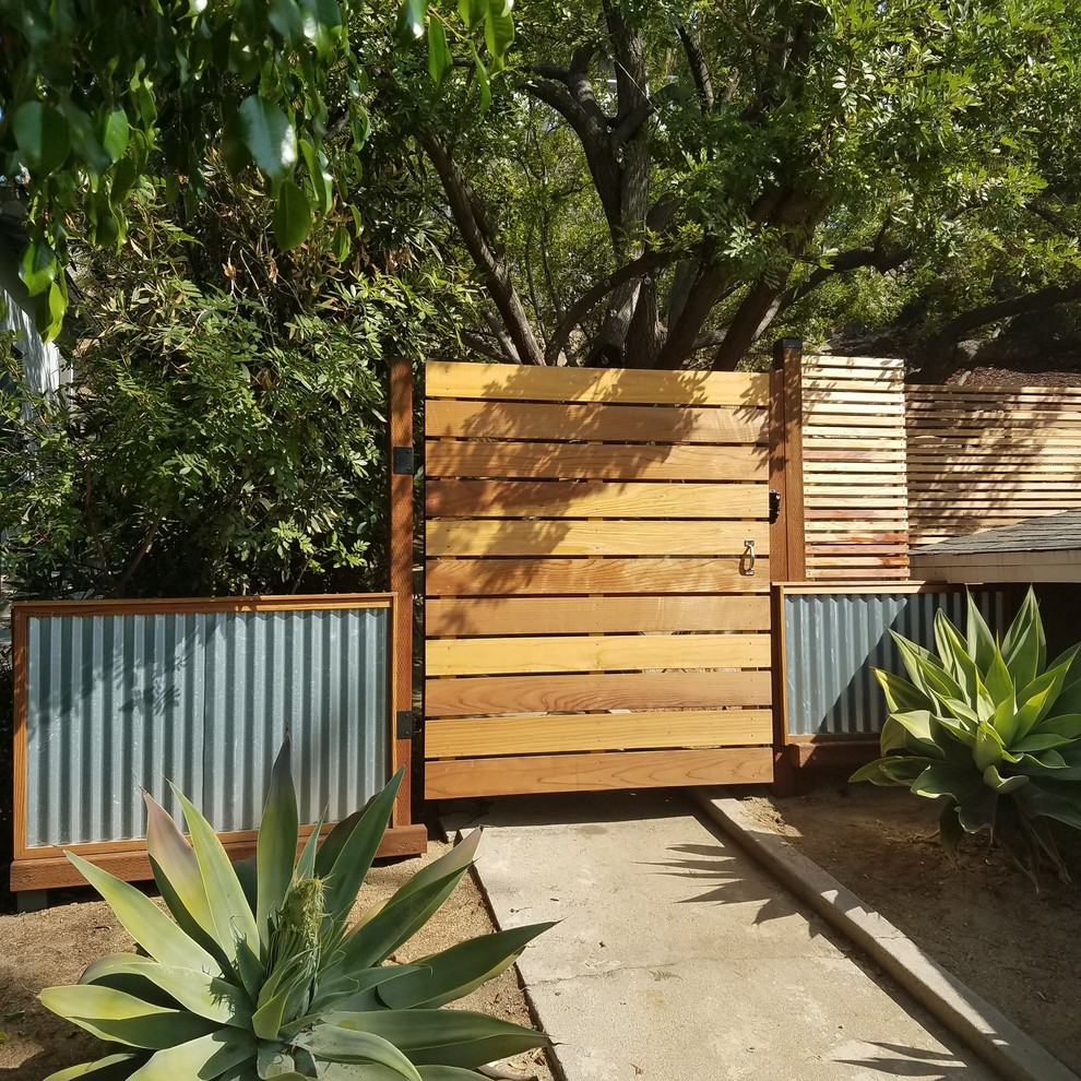 Moderner Garten mit Betonboden und direkter Sonneneinstrahlung in Los Angeles