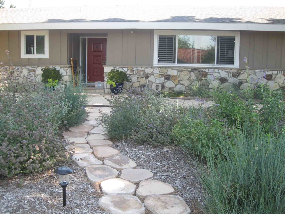 Design ideas for a large classic front xeriscape partial sun garden in Orange County with a garden path and mulch.
