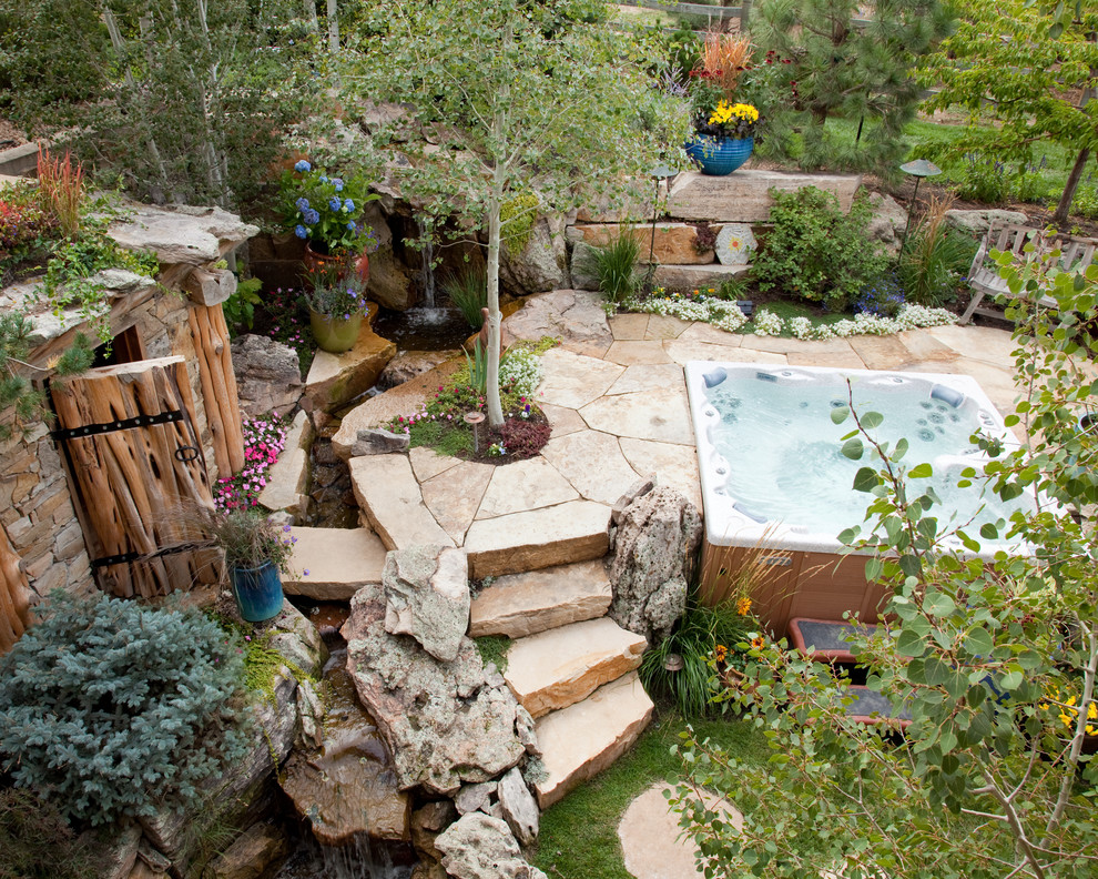 Inspiration pour un grand jardin à la française arrière traditionnel avec un point d'eau et des pavés en pierre naturelle.