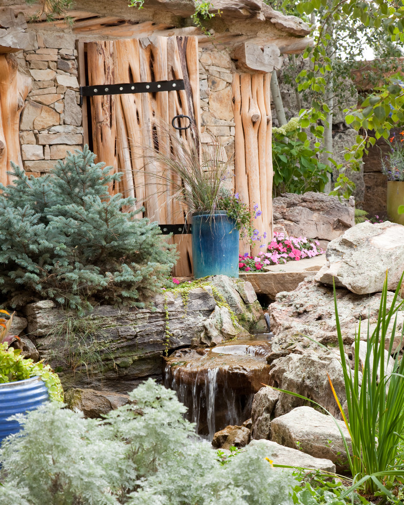 Foto di un grande giardino formale chic dietro casa con fontane e pavimentazioni in pietra naturale