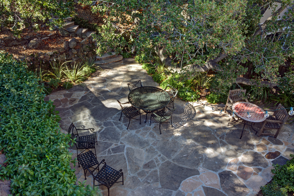 Idée de décoration pour un jardin à la française arrière tradition de taille moyenne avec une exposition ombragée, des pavés en pierre naturelle et des solutions pour vis-à-vis.