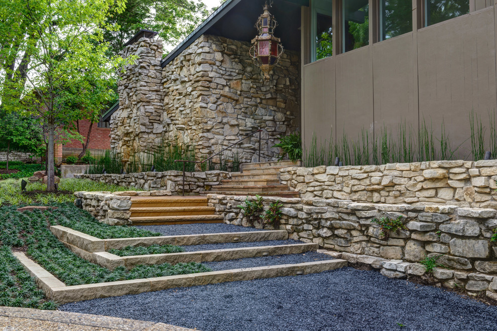 Esempio di un giardino minimalista di medie dimensioni e dietro casa con ghiaia e scale