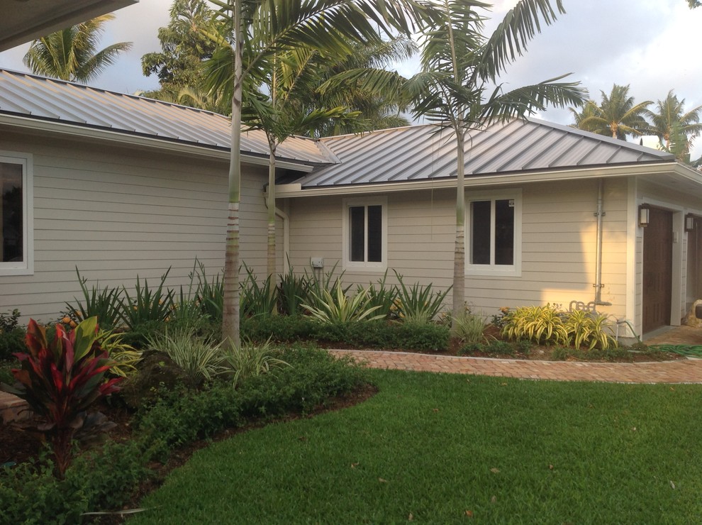 Foto di un giardino tropicale esposto a mezz'ombra di medie dimensioni e davanti casa con pavimentazioni in mattoni